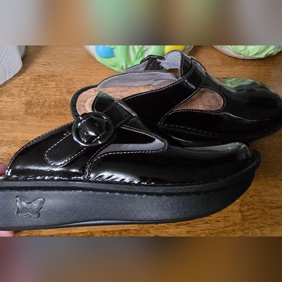 Shiny Black Kids Shoes - Picture 2 of 5
